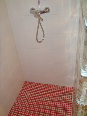 A shower with a tiled floor and a showerhead. - Magnificent house in Roses with pool and tennis. In Puigrom area of Roses (Roses)
