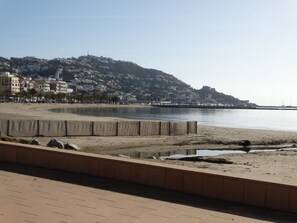 A coastal cityscape with a sandy beach, a calm sea, and a hill with buildings. - Magnificent house in Roses with pool and tennis. In Puigrom area of Roses (Roses)