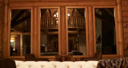 NUEVO Designer Log Cabin, Ridge Top Views, Jacuzzi, y MÁS