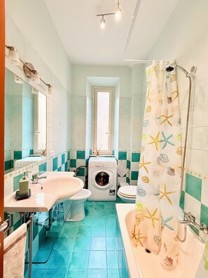 Combined shower/tub, hair dryer, bidet, towels - NEW and colored flat ,10 minutes from Ancient Rome (Roma)