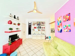 Télévision, lecteur de DVD, livres