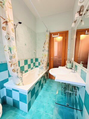 Ensemble douche/baignoire, sèche-cheveux, bidet, serviettes fournies