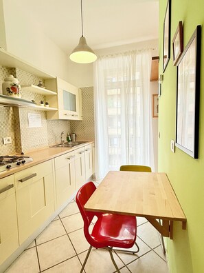 Réfrigérateur, four, plaque de cuisson, cafetière/bouilloire