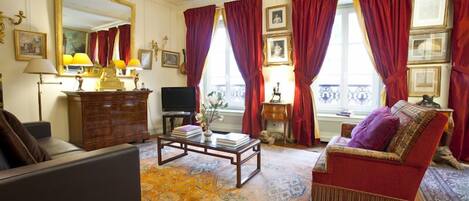 Smart-tv, dvd-afspiller, bøger, musikbibliotek