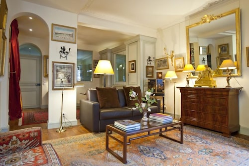 シャンゼリゼの中心部にある豪華で落ち着いた雰囲気のエレガンス。到着時にシャンパンのボトルをご用意しています。