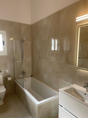 Bathtub, hair dryer, bidet, towels
