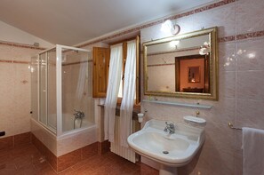 Ensemble douche/baignoire, sèche-cheveux, bidet, serviettes fournies