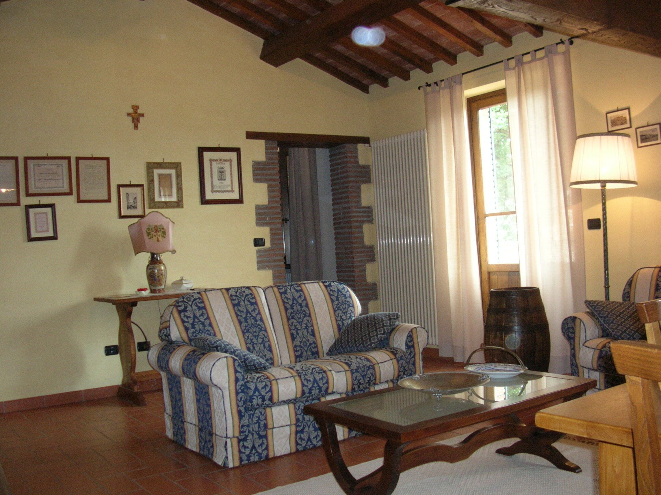 TV, caminetto, videogiochi, lettore DVD