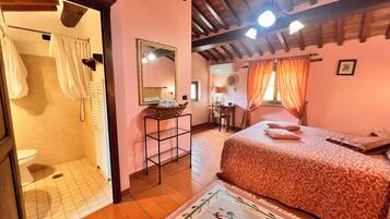 7 bedrooms, desk, iron/ironing board, travel cot