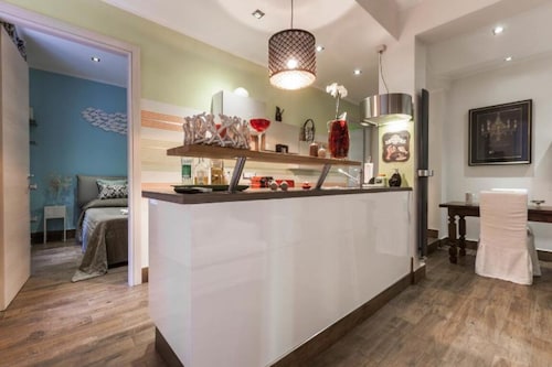 LILY'S: TERRACE, NEAR DOWTOWN AND HARBOR, FREE PARK