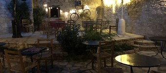 Apartamento tradicional de pueblo de piedra con balcón