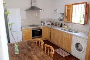 Een koelkast, een oven, een kookplaat, een koffiezetapparaat/waterkoker