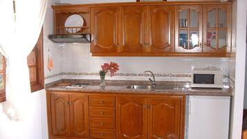 Refrigerador, microondas, parrilla de estufa y cafetera y tetera