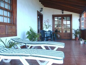 Outdoor dining - Rural House in Fuencaliente, with beautiful views of the sea and the mountains (Los Quemados  Fuencal , La Palma (Canarias))