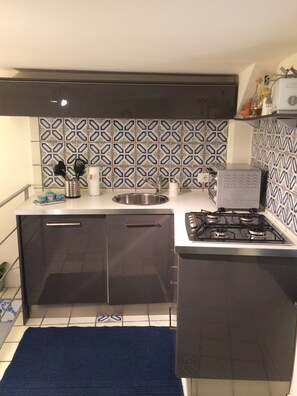 Een koelkast, een microgolfoven, een oven, een kookplaat