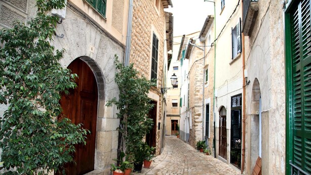 A narrow cobblestone alley with stone buildings, green shutters, and potted plants. - TOWN HOUSE SÓLLER CENTER - ETV13701 (soller)