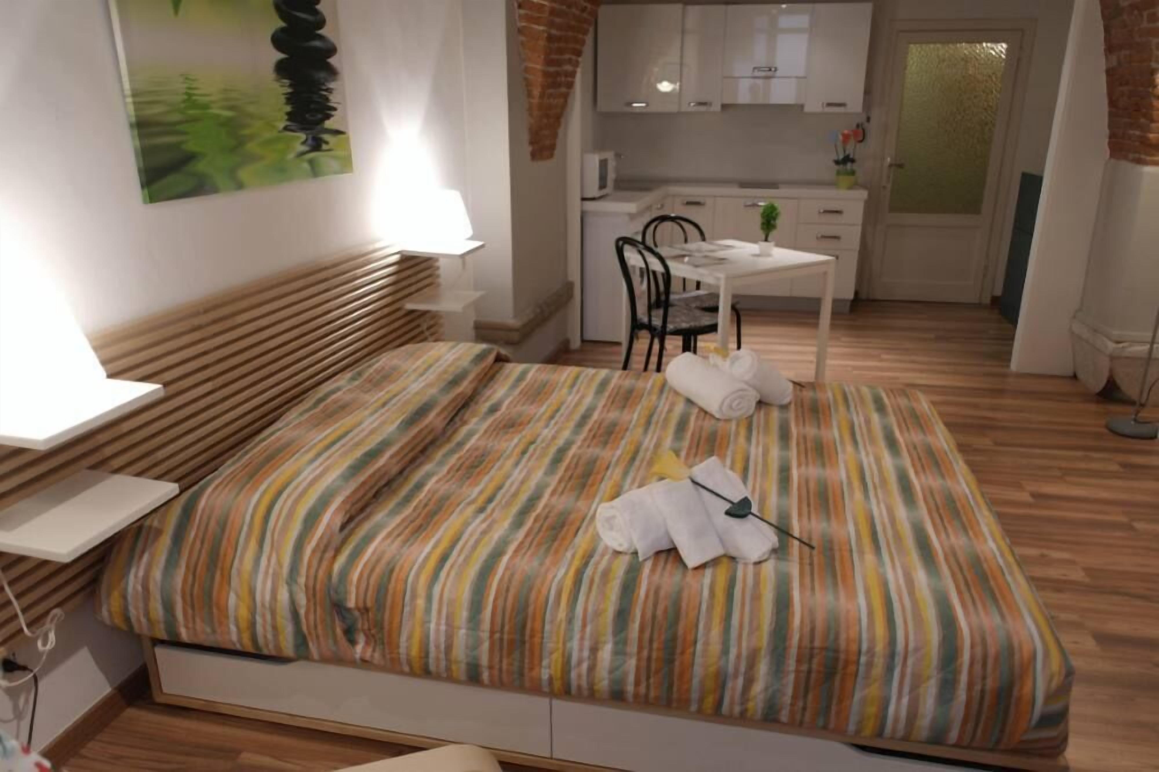 Ein Hotelzimmer mit Bett, Schreibtisch und einer Küchenzeile.