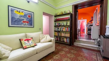 Fernseher, BĂŒcher, Stereoanlage, Computerbildschirme