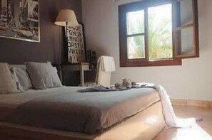 2 bedrooms, desk, iron/ironing board, travel crib