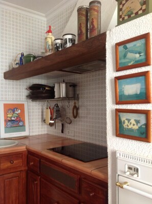 Frigorífico, microondas, horno y placa de cocina