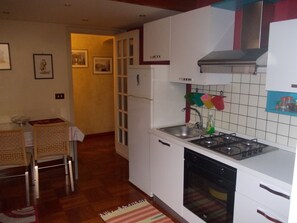 Jääkaappi, mikroaaltouuni, uuni, liesi