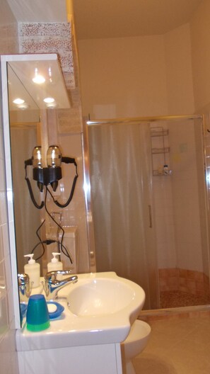 Shower, hair dryer, bidet, towels - La Terrazza apartment (catania)