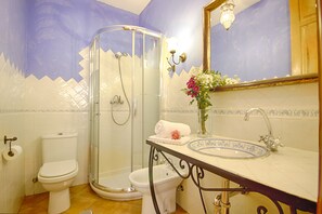 Regadera, secadora de cabello, toallas, shampoo