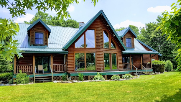 A log cabin with a porch and a covered front porch area. - Lodge on Pine Ridge, with private 50 acres (Emlenton)
