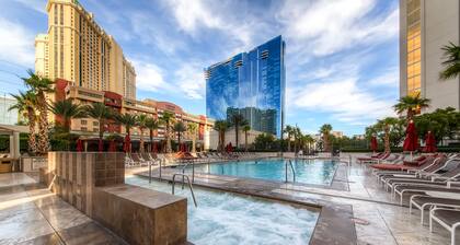 MGM Signature 2BR 2BA aivan Las Vegas -kaistalla w / View, parveke, uima-allas ja poreallas