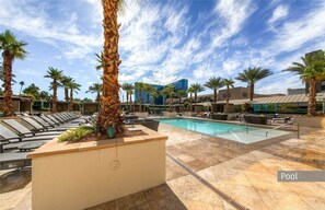 Una piscina al aire libre, una piscina climatizada