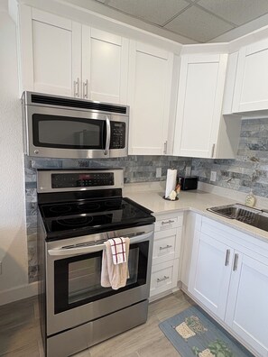 Refrigerador, microondas, horno y parrilla de estufa 