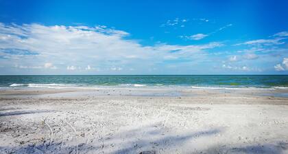 Cozy Condo kadun toisella puolella rannalta