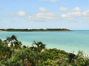 Una spiaggia nelle vicinanze, lettini da mare, teli da spiaggia
