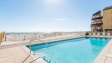 Innendørsbasseng og et oppvarmet basseng