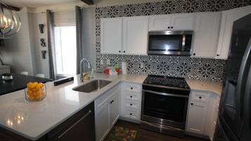 Kjøleskap, mikrobølgeovn, ovn og kokeplater