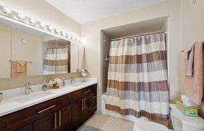 Combined shower/tub, hair dryer, towels
