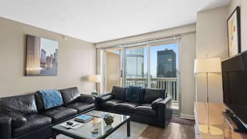 Een televisie, een open haard en een kantoor