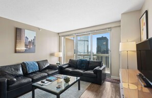 Een televisie, een open haard en een kantoor