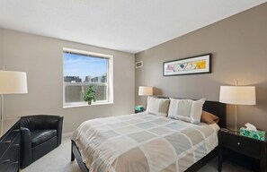 2 slaapkamers, een bureau, een strijkplank/strijkijzer, reisbedje