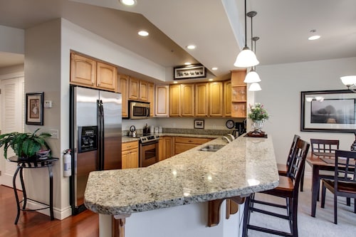 Beautiful central downtown condo close to everything! Sun&Ski Condo 