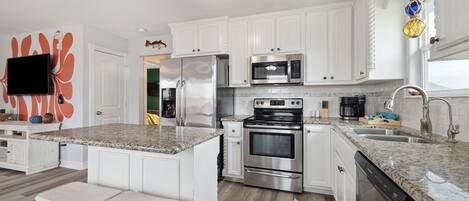 Réfrigérateur, four à micro-ondes, un four, surface de cuisson