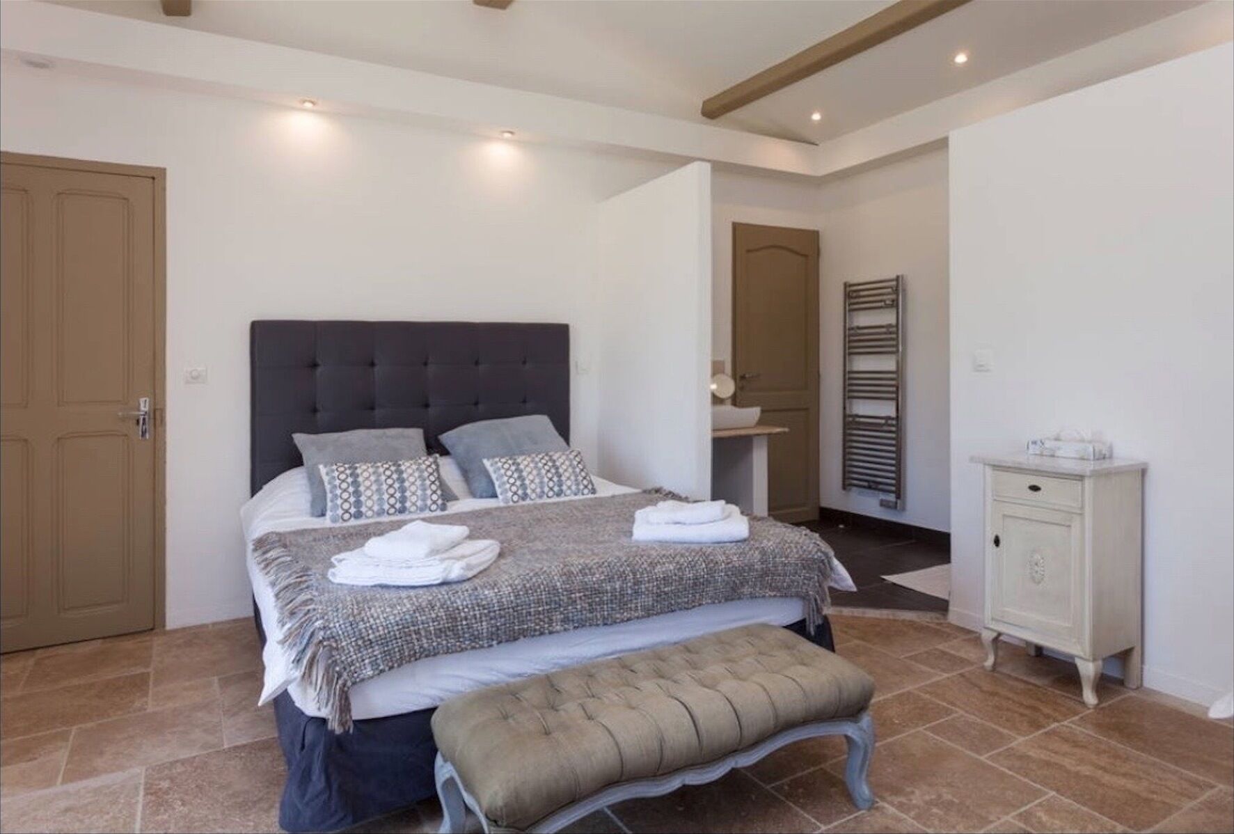 3 bedrooms, in-room safe, iron/ironing board, WiFi