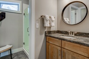 Towels - PILOT COVE Studio Cabin - Modern Luxury w/ Nature! (Pisgah Forest)