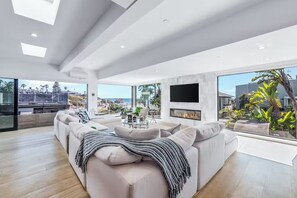 Smart TV, fireplace, music library, stereo