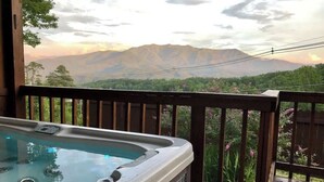A hot tub on a wooden deck with a mountain view. - Honeymoon spot. Romantic. Great views. Private (Gatlinburg)