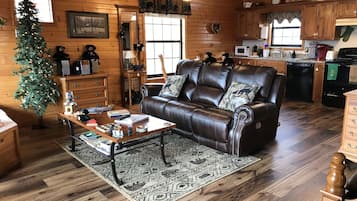 Smart-tv, eldstad, dvd-spelare och böcker