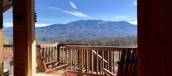 Privacy with a view ! Romantic. Great getaway/honeymoon spot. Wifi/TV, Free Tix