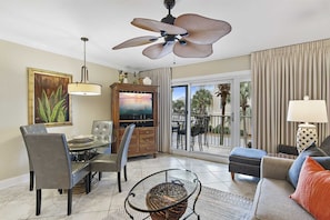 Flat-screen TV - Guest Favorite Maravilla  1 Bed/ 1.5 Bath Pet Friendly, Beach Service!!!! (Miramar Beach)