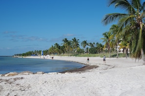 Sun loungers, beach towels - Oceanside Paradise: Kayaks, Free WiFi, A/C, Grill, Elevated Deck, 24hr Security (Cudjoe Key)