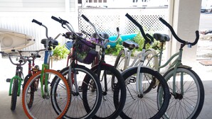 Een rij fietsen geparkeerd voor een gebouw.